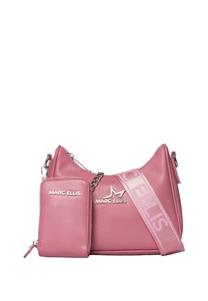 Borsa a mano in pelle rosa Marc Ellis con pochette abbinata staccabile e ampia tracolla con logo su sfondo bianco.