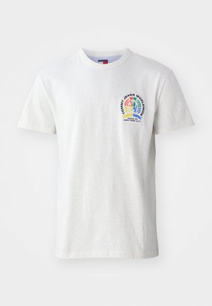 Heledhall halliga puuvillane t-särk ümmarguse kaelusega, lühikeste varrukatega ja vasakul rinnal värviline ringikujuline logo, millel on tekst ja graafika.