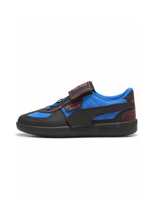 Schwarzer und blauer Sneaker mit "Optimus Prime"-Text, roten Details, Klettverschluss und flacher Gummisohle.