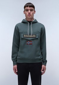 Groene sweatshirt met capuchon, voorzien van een voorzak, "NAPAPIJRI" logo en Noorse vlag patch. Juiste textuur met geribbelde manchetten.