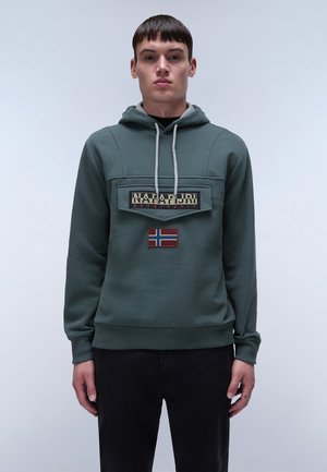 Groene sweatshirt met capuchon, voorzien van een voorzak, "NAPAPIJRI" logo en Noorse vlag patch. Juiste textuur met geribbelde manchetten.