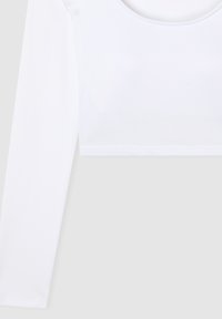Biała crop top z długim rękawem, wykonana z gładkiego materiału, z okrągłym dekoltem i wykończonym dołem. Prosty design, bez wzorów ani akcentów.