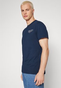 Tommy Jeans SLIM ESSENTIAL GRAPHIC TEE - Marškinėliai su spaudiniu - dark night navy