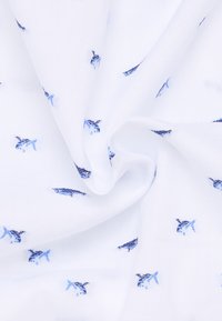 Lichtgewicht witte stof met een herhaald patroon van kleine blauwe vissen. De textuur lijkt glad en iets doorschijnend.