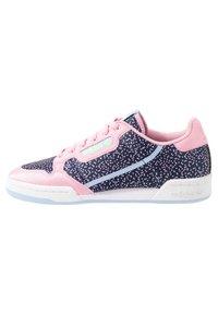 Tenisky s námořnicky modrým svrškem s růžovým skvrnitým vzorem, růžovými doplňky a bílou gumovou podrážkou. Design zahrnuje světle modré detaily.