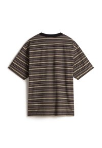 Camisa de manga corta en marrón con rayas horizontales en crema, beige y marrón oscuro. Tela de algodón con cuello redondo y ribete negro.