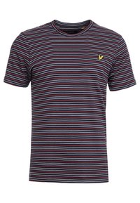 Camiseta de manga corta hecha de algodón, con franjas horizontales en azul marino, blanco y rojo. Incluye un pequeño logotipo amarillo en el pecho.