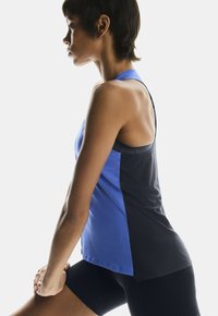 On PERFORMANCE  - Top - zaffre   navy