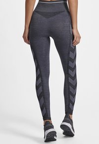 Legginsy z wysokim stanem w ciemnoszarym melanżu z teksturowanymi wzorami w zygzak po bokach. Miękki, elastyczny materiał zaprojektowany z myślą o komforcie i swobodzie ruchów.