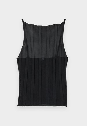 Top preto sem mangas com pregas verticais, feito de um material transparente na parte superior e um tecido sólido na parte inferior.