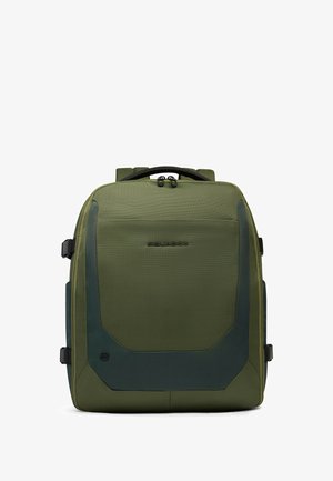 Mochila verde oliva con tela texturizada, respaldo acolchado y detalles laterales. Cuenta con dos asas superiores y correas de hombro ajustables.