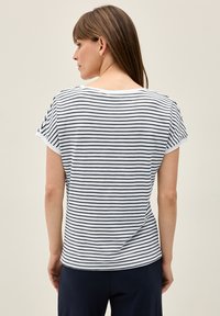 Marineblå og hvidstribet T-shirt, korte ærmer, rund halsudskæring, let stof med en blød tekstur, bagsiden viser en afslappet pasform.