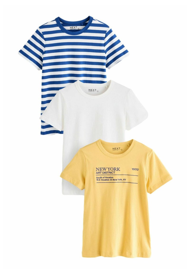 Drei T-Shirts: blau-weiß gestreift, schlicht weiß und gelb mit einem grafischen Druck. Jedes hat einen Rundhalsausschnitt und kurze Ärmel.