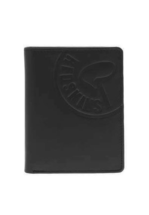 Portefeuille en cuir noir avec un logo en relief texturé. Présente une forme rectangulaire et une finition lisse, mesurant environ 10 x 12,5 cm.