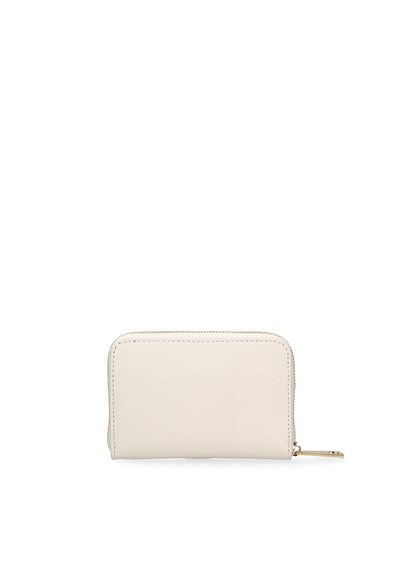 Portefeuille compact en cuir blanc cassé avec bords arrondis et tirette de fermeture éclair dorée sur fond blanc.