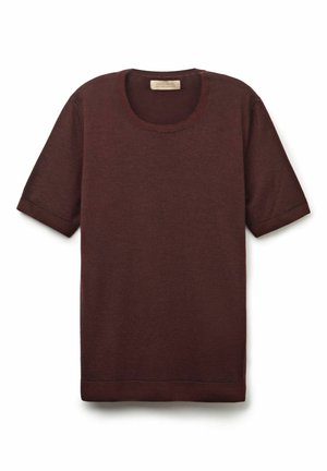 Bordeaux kortærmet strikket T-shirt lavet af blødt stof, med en rund halsudskæring og en lige kant. Ingen mønstre eller yderligere detaljer.