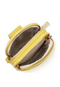 Portafoglio giallo con zip, dotato di due scomparti, esterno in tela e hardware dorato, con un rivestimento interno liscio.