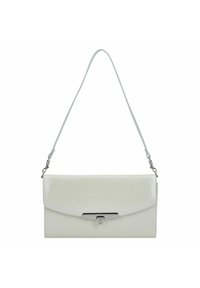 Witte leren clutch met klepsluiting, voorzien van zilverkleurig beslag en een afneembare riem. Glad oppervlak en rechthoekige vorm.