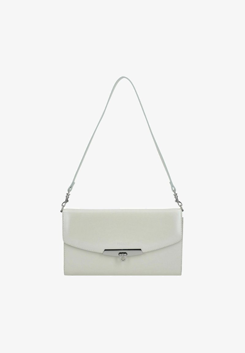Witte leren clutch met klepsluiting, voorzien van zilverkleurig beslag en een afneembare riem. Glad oppervlak en rechthoekige vorm.