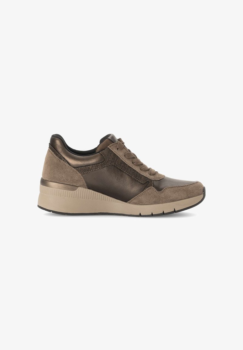 Brauner Sportschuh aus einer Kombination von glattem Leder und strukturiertem Wildleder, mit einer gepolsterten Sohle und gemusterten Akzenten an den Seiten.
