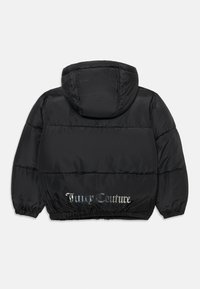 Čierna páperová bunda s kapucňou, elastickými manžetami a textom "Juicy Couture" v metalickom písmene na dolnom chrbte.