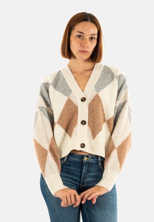 Gekürzter Cardigan in Creme mit einem Diamantmuster in Beige, Grau und Braun. Der Knopfverschluss und die gerippten Bündchen verbessern die Textur.