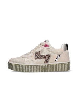 Beige suède sneaker met dikke olijfgroene geribbelde zool, luipaardprint bliksemschichtdetail, roze veteroogje en zwarte hieltreklip.