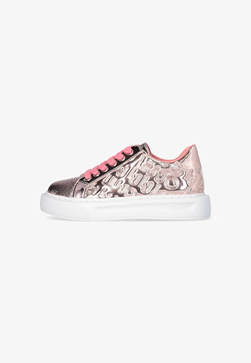 Vaaleanpunaiset metalliset tennarit, joissa on kohotettu kirjailu, pyöreä varvastötsi, valkoinen kumipohja ja vaaleanpunaiset nauhat. Tasainen pinta, jossa on tekstuurisia yksityiskohtia.