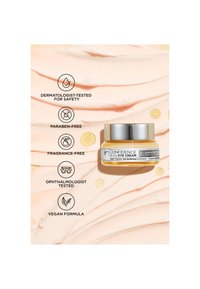 Pot de crème pour les yeux It Confidence sur un fond crème pêche avec des icônes : testé par des dermatologues, sans parabènes, sans parfum, testé par des ophtalmologistes, vegan.