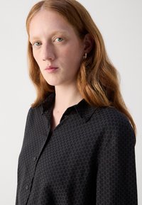 Marc O'Polo CASUAL FIT KENT COLLAR PRINT - Button-down blouse - black grey
