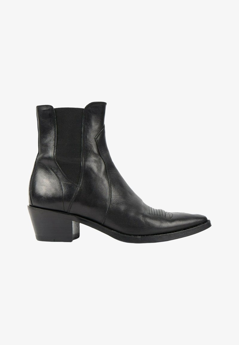 Bottine en cuir noir avec bout pointu, petit talon empilé, panneaux latéraux élastiques et détails subtils de couture sur la zone des orteils.