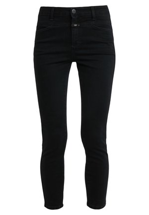 Musta slim-fit-farkut, joissa etuosassa nappi- ja vetoketjusuljin, vyölenkit sekä etu- ja takataskut, esitetty valkoisella taustalla.