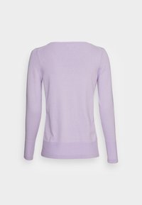 Lilat pitkähihainen pusero, jossa pyöreä kaula-aukko. Siinä on resorireunukset hihoissa ja helmassa, sileä pinta ja vartalonmyötäinen malli. Taustakuva esitetty.