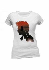 Hvid bomulds t-shirt med et grafisk design af en silhuet med et lagdelt landskab i orange og sort, der skildrer en figur og urbane detaljer.