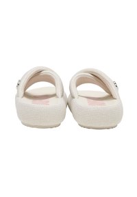 Paire de sandales blanches à enfiler avec semelles texturées et brides rembourrées, vues de dos sur fond blanc.