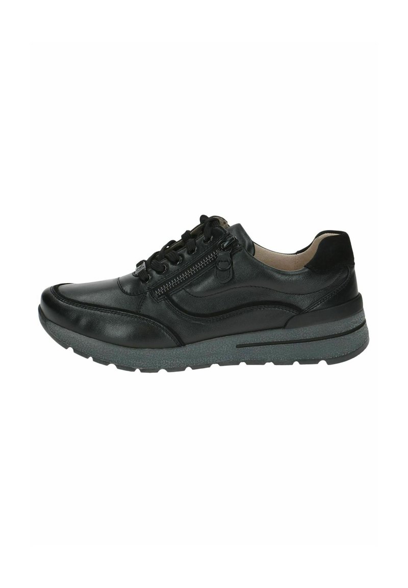 Fekete sneaker sima és textúrált bőrből, fűzős kialakítással, oldalsó cipzárral és vastag szürke gumitalppal.