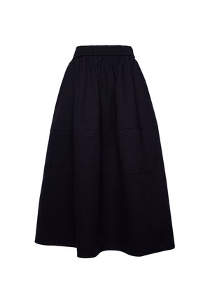 Schwarzer High-Waist-Midirock mit elastischem Bund und dezenten horizontalen Nahtdetails, ausgestellter Schnitt, auf weißem Hintergrund.