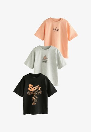 Tre kortærmede T-shirts: ferskenfarvet med grafisk print, grå med "GAME OVER" i flammer og sort med "SKATE CLUB.NYC" design.