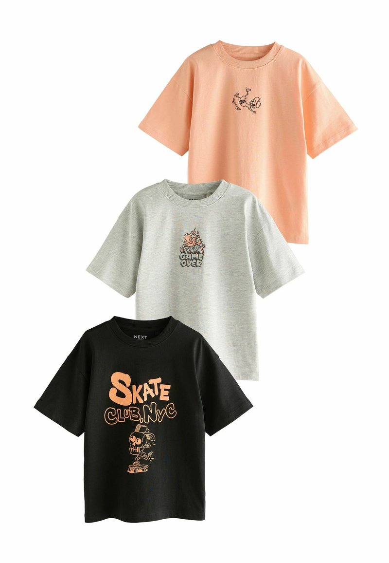 Drei kurzärmlige T-Shirts: pfirsichfarben mit grafischem Druck, grau mit "GAME OVER" in Flammen und schwarz mit dem Design "SKATE CLUB.NYC".