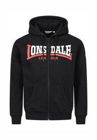 Sudadera con cremallera negra hecha de una tela suave, que presenta un destacado gráfico en blanco y rojo de "Lonsdale London", con dos bolsillos frontales y capucha con cordón.
