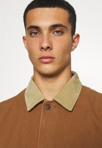 Levi's® BRISBANE CHORE COAT UNISEX - Casaco curto - toffee chorecoat