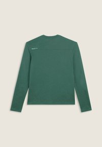 T-shirt verde a maniche lunghe realizzato in tessuto morbido. Presenta un collo rotondo e un piccolo logo sulla parte superiore della schiena.