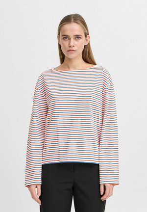 Haut à manches longues rayé en blanc avec des rayures horizontales rouges et bleues. Présente un décolleté large et une coupe décontractée. Le matériau semble doux et léger.