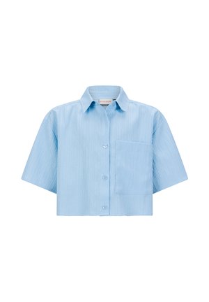 Jasnoniebieska krótka koszula z krótkim rękawem, zapinana na guziki z przodu, z kołnierzykiem w szpic i kieszenią na piersi po lewej stronie.