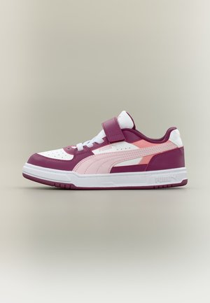 Chaussure de sport basse avec des panneaux blancs, roses et bordeaux, des lacets et une bride velcro sur le dessus sur un fond uni.