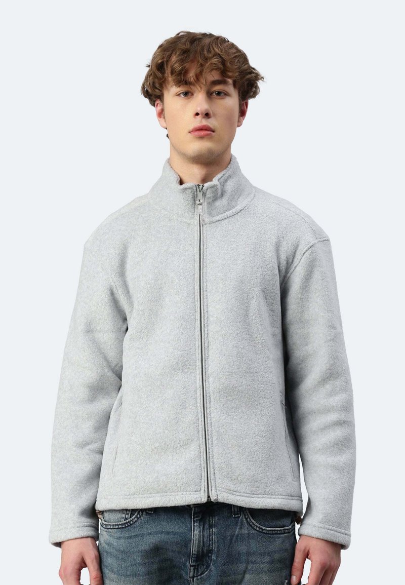 Giacca in pile grigio chiaro con colletto alto e zip frontale. Tessuto liscio, vestibilità comoda, tasche laterali e orlo arrotondato.