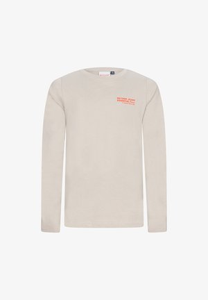 Helles beige Langarm-T-Shirt aus Baumwolle mit einem kleinen roten Logo auf der Brust. Einfaches Design mit Rundhalsausschnitt und geradem Schnitt.