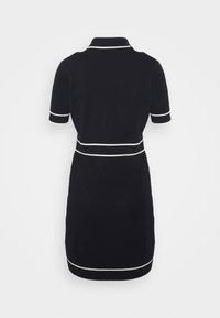 Robe polo bleu foncé à manches courtes, avec du passepoil blanc au col et à la taille, texture côtelée et ourlet droit.