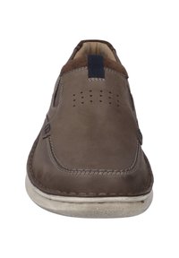 Brune læder slip-on sko med en blød tekstur, der har perforeringer i tåområdet, kontrasterende tan-detaljer og en lysfarvet sål.