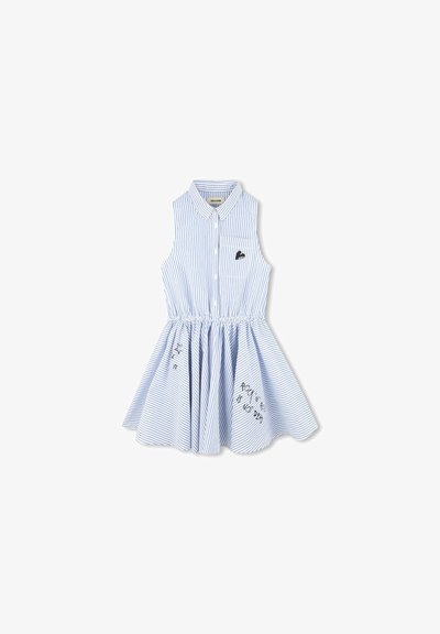 Pruhované bezramínkové šaty v modré a bílé barvě ze 100% bavlny, s knoflíkovou průhlednou přední částí, elastickým pasem a přední kapsou s designem černého srdce.